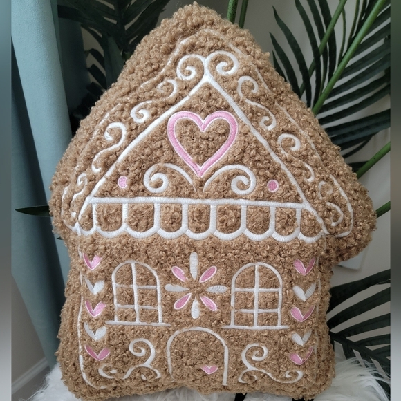 ❄️🌲NWT Cupcakes and Cashmere Gingerbread Pillow - Pink and White Set of 3 🌲 ❄️ - Picture 2 of 8
